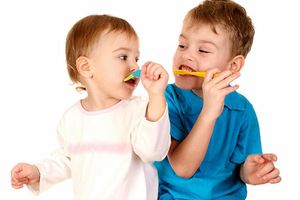 А ви знаєте з якого віку необхідно привчати дітей чистити зуби з використанням пасти? фото